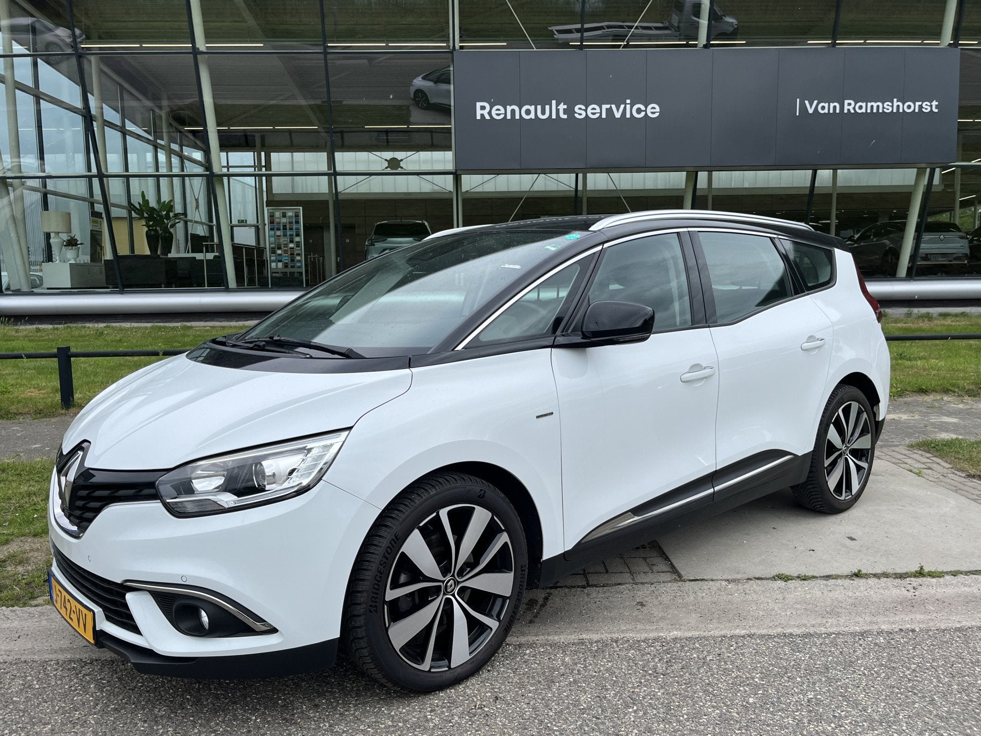 Renault Grand Scénic 1.3 TCe Limited 140PK / Trekhaak / Par, Voorwielaandrijving, 12 maanden, Stof, 4 cilinders