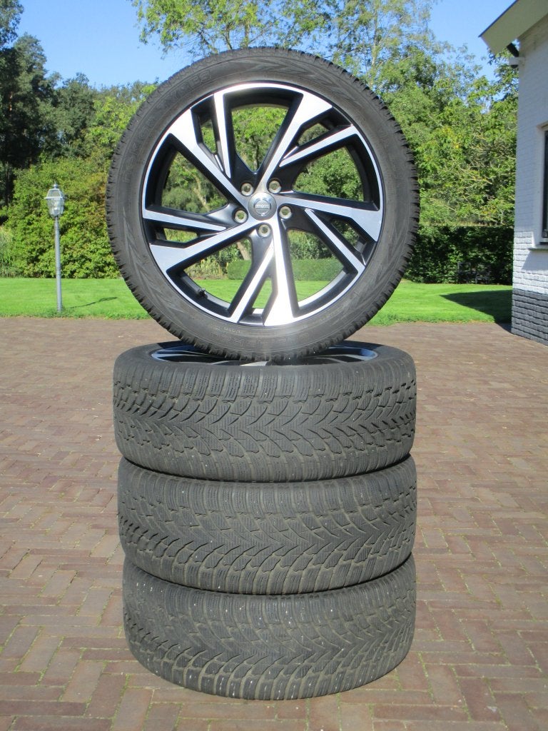 Orig. Volvo XC40 20 inch winterbanden R Line Design IZGST, Banden en Velgen, Personenwagen, 20 inch, Gebruikt