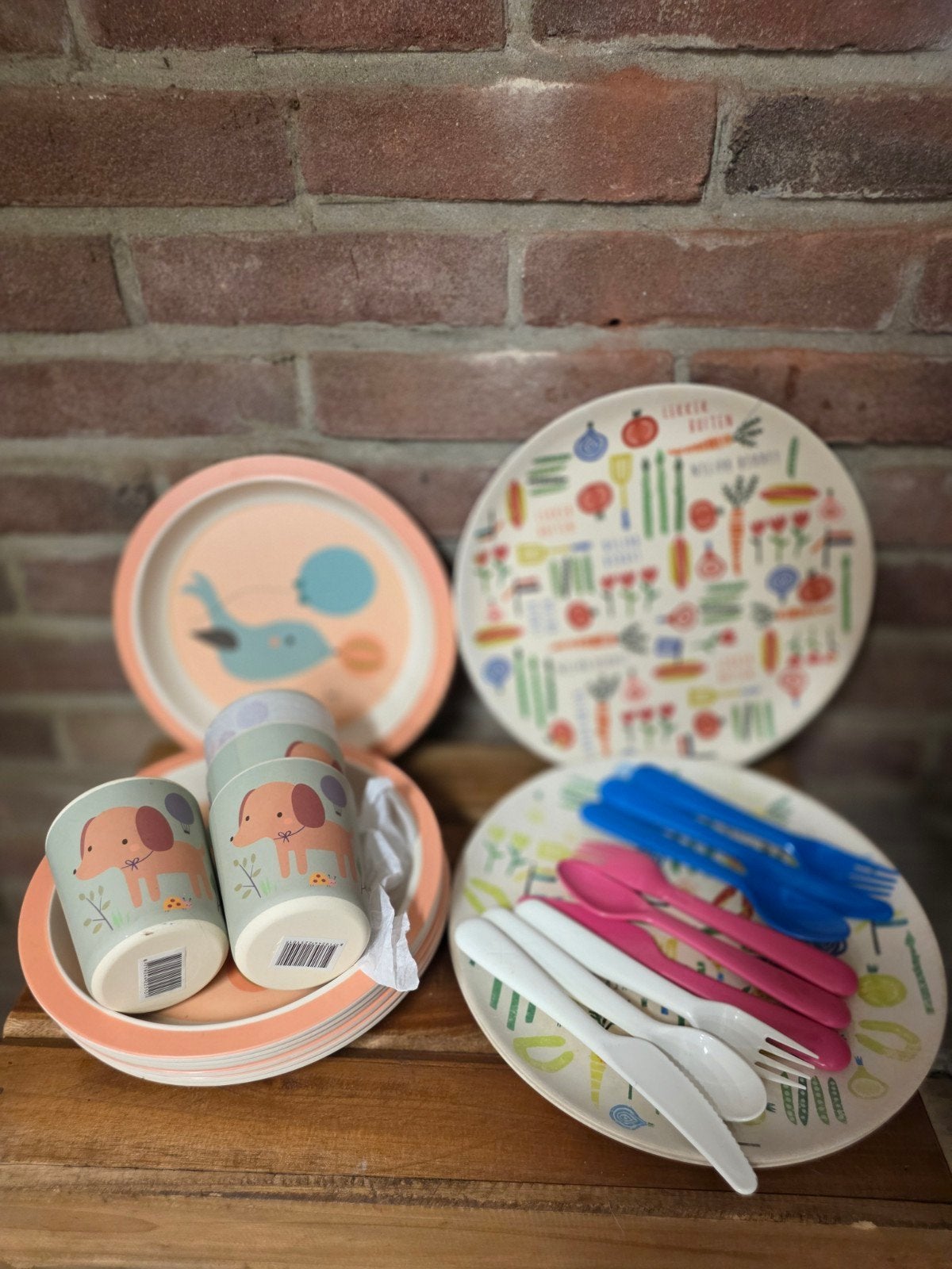 Kinderservies: bordjes, bestek en bekertjes, Huis en Inrichting, Keuken | Servies, Ophalen, Kunststof, Nieuw, Overige stijlen