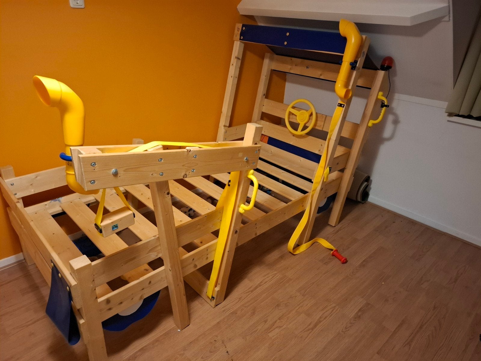 Kinderbed vrachtwagen met zwaailamp en stuur, Ophalen, 85 tot 100 cm, Gebruikt, Lattenbodem