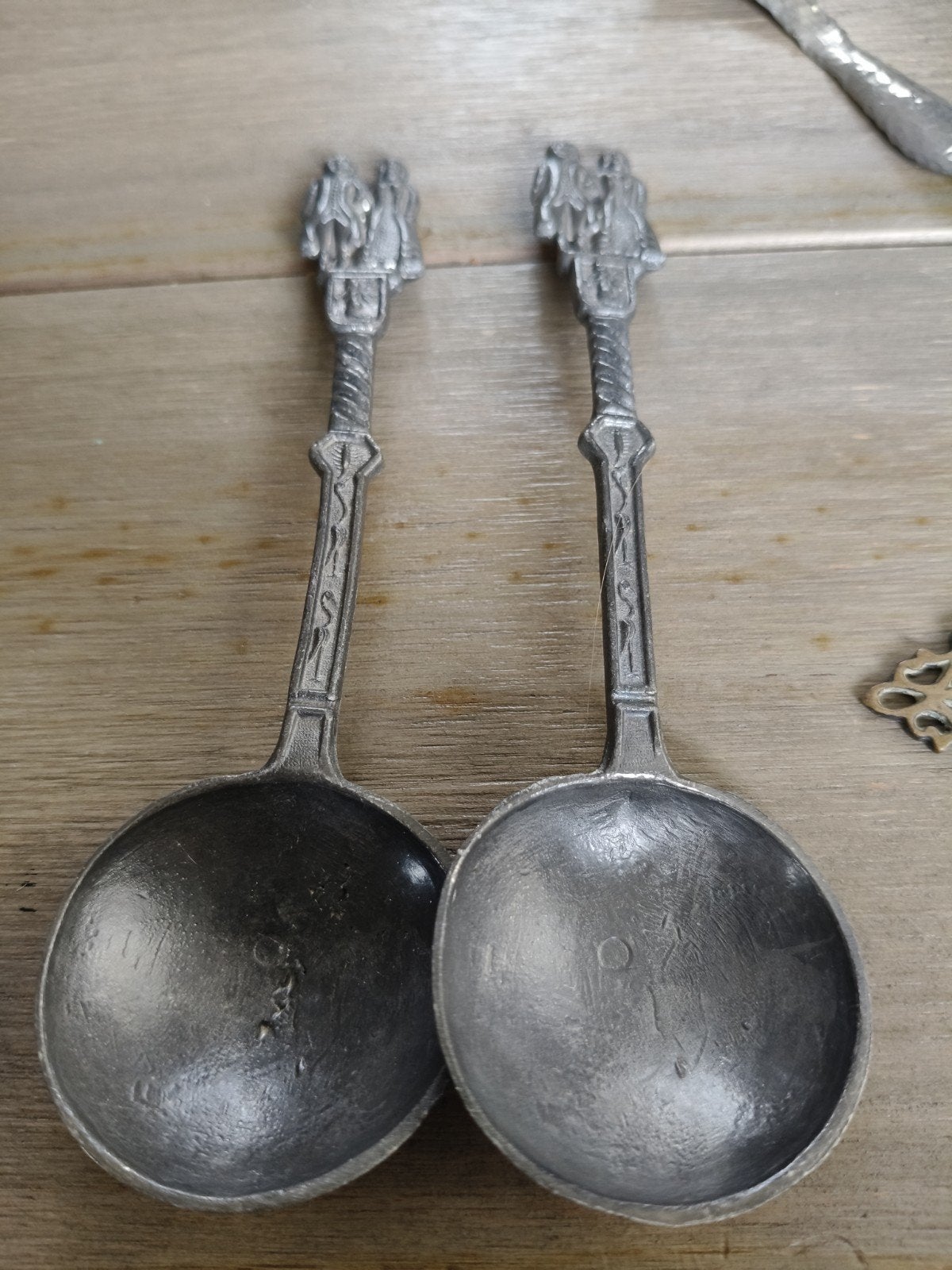 Set van 2 tinnen lepels met figuren, Ophalen of Verzenden