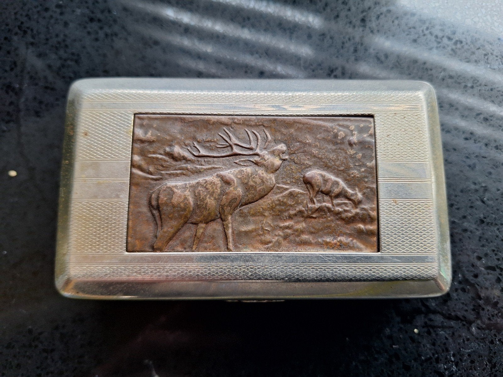Oude metalen tabaksdoos met reliëf van herten, Ophalen of Verzenden