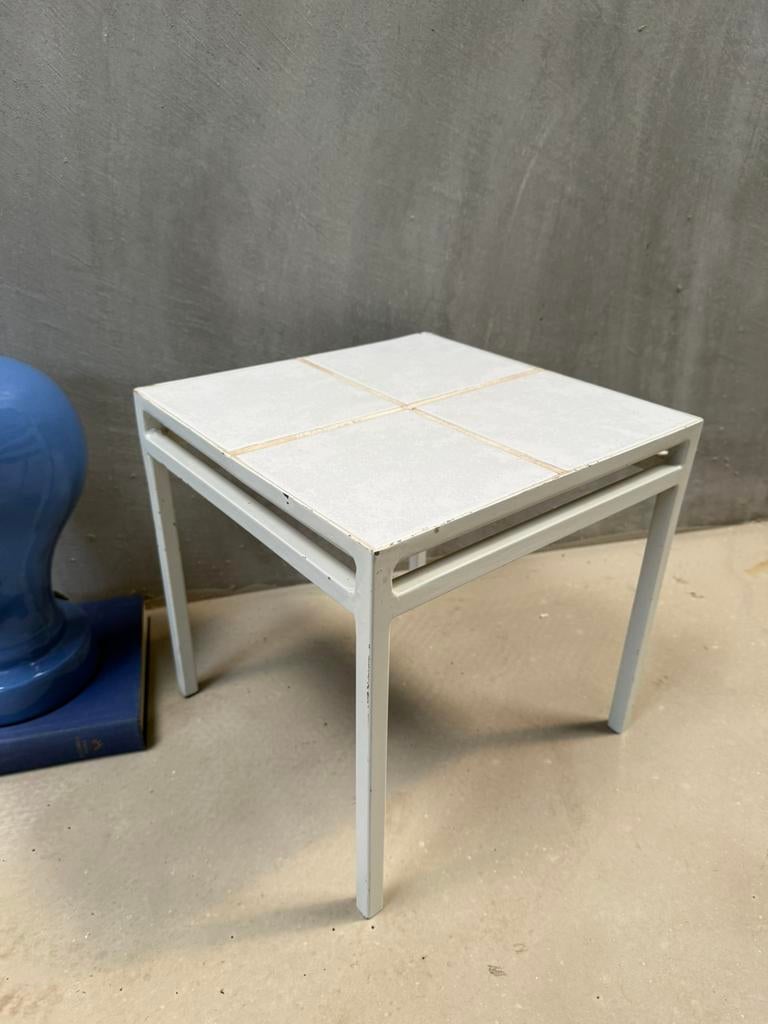 Vintage metalen bijzettafeltje met tegelblad, Minder dan 55 cm, Gebruikt, Q, Ophalen of Verzenden
