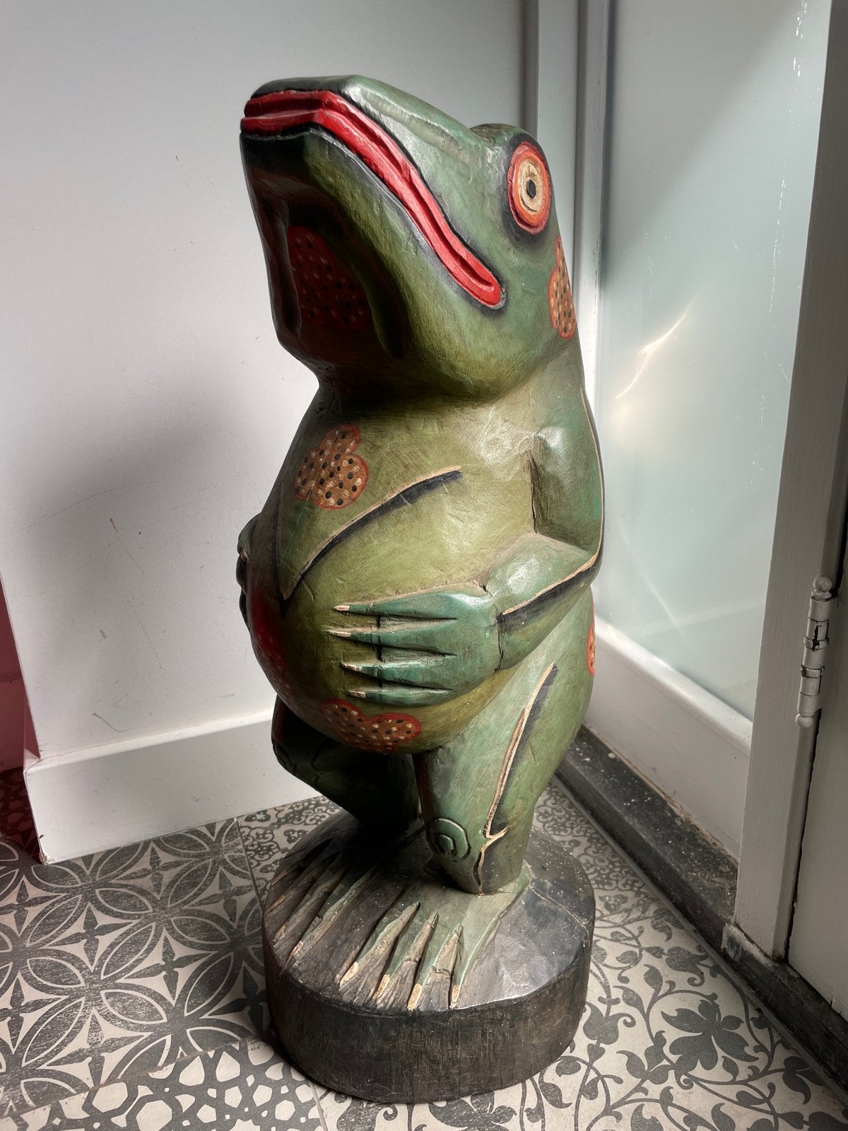 Unieke handgesneden houten kikker beeld, Antiek en Kunst, Ophalen