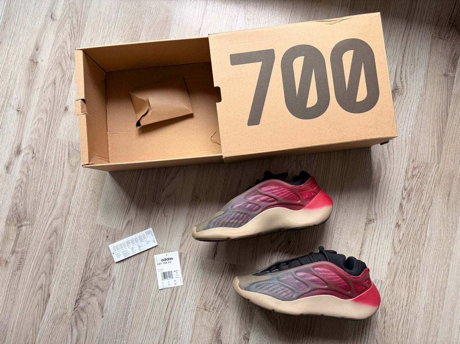 Yeezy 700 42 2/3, Ophalen of Verzenden, Zo goed als nieuw