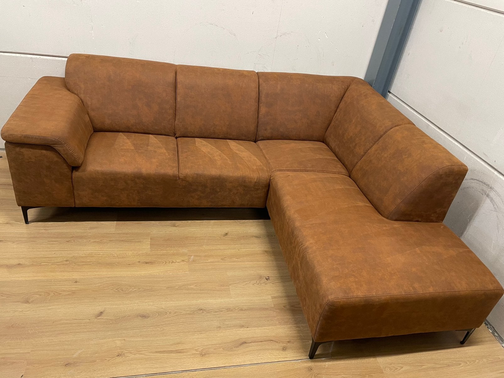 Mooie luxe suede cognac bruine hoekbank - GEREINIGD!!!, Ophalen, Luxe, Hoekbank, Zo goed als nieuw