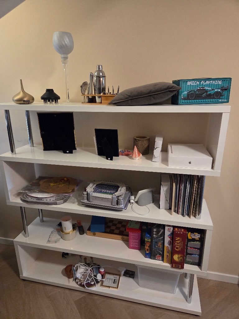 Moderne witte vakkenkast / boekenkast met chromen details, Huis en Inrichting, Ophalen, Met plank(en), Gebruikt, 100 tot 150 cm