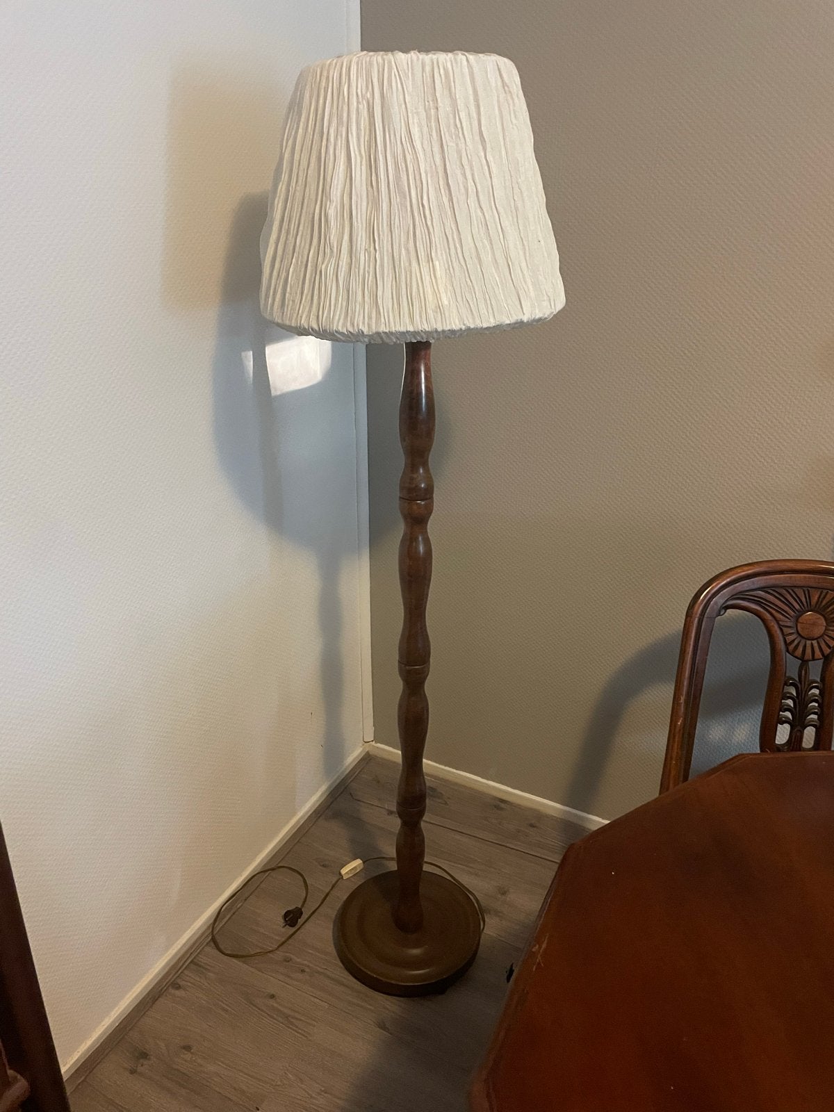 Klassieke staande lamp met houten voet, 165 cm hoog, Huis en Inrichting, Ophalen, Gebruikt, Hout, 150 tot 200 cm