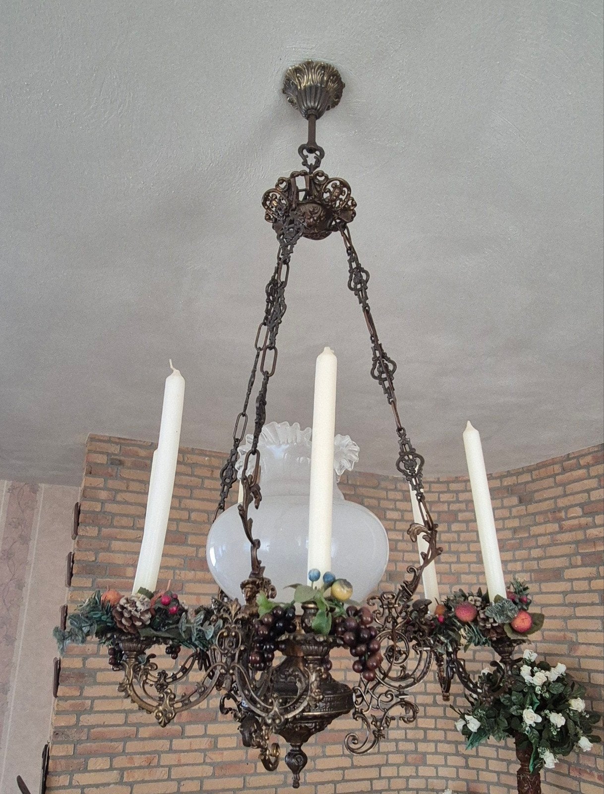 Antieke kroonluchter met kaarsen en decoratieve vruchten, Ophalen