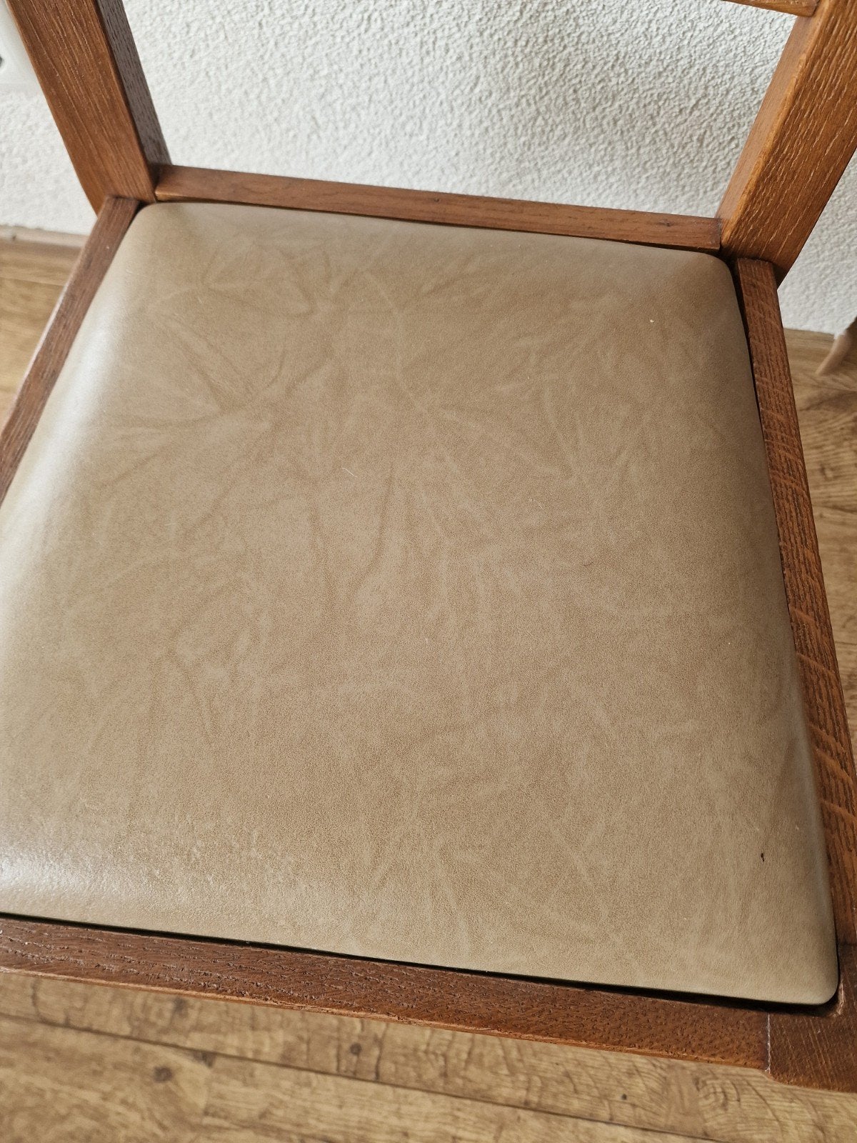 Houten stoel met beige zitting (6 stuks), Gebruikt, Overige kleuren, Klassiek, Ophalen of Verzenden