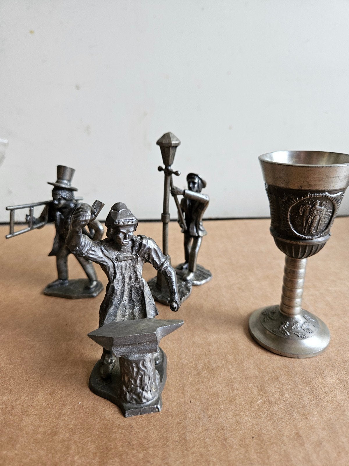 Set van 4 tinnen beeldjes en 1 tinnen kelk, Antiek en Kunst, Ophalen of Verzenden