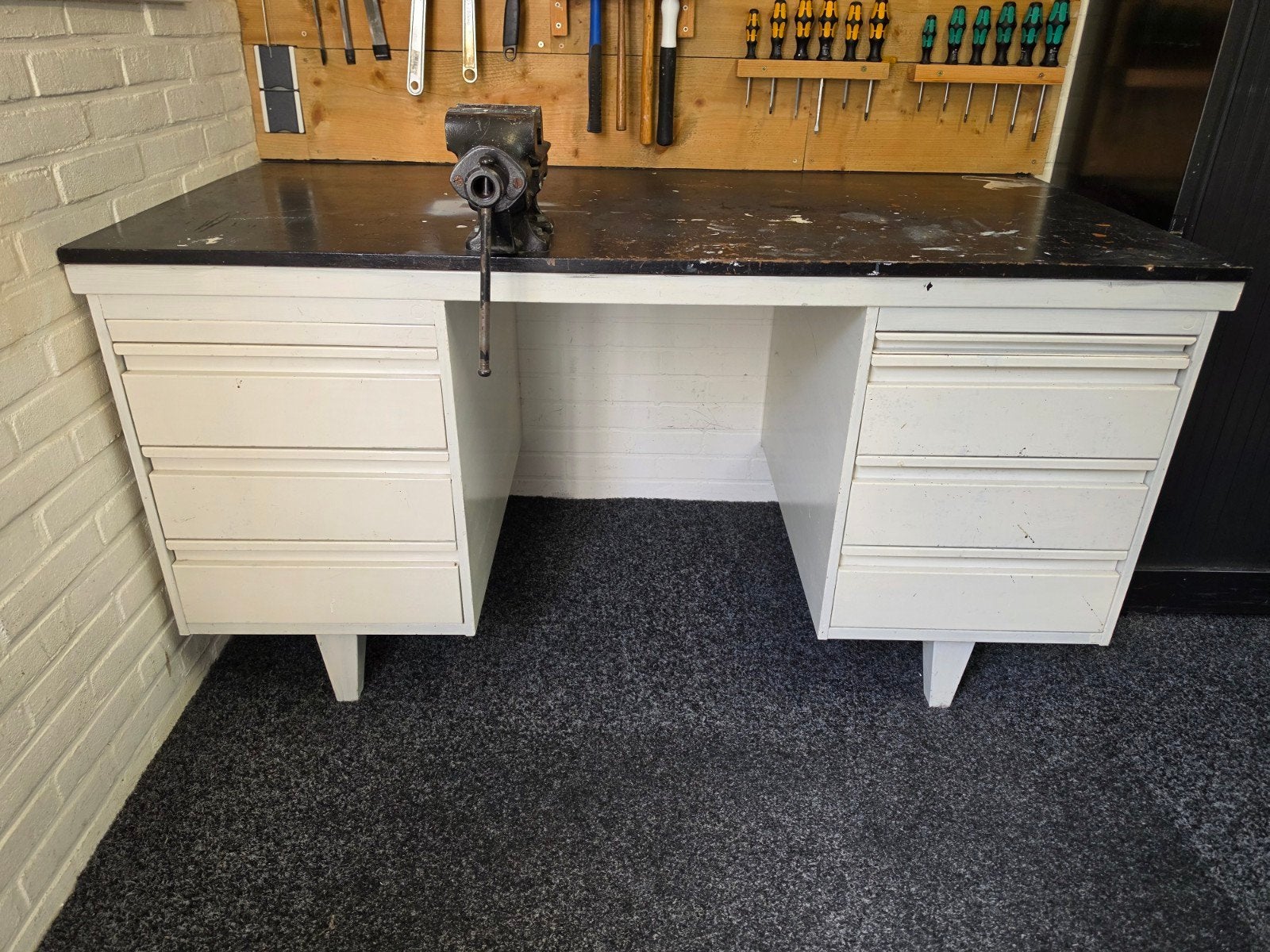 Werkbank met lades en bankschroef, Ophalen, Gebruikt, 70 tot 120 cm, Bankschroef