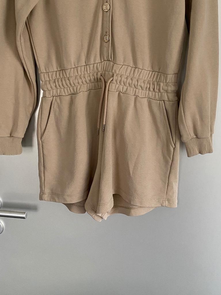 J576 Nikkie maat 38=M kort jumpsuit winter playsuit beige, Maat 38/40 (M), Beige, Ophalen of Verzenden, Zo goed als nieuw