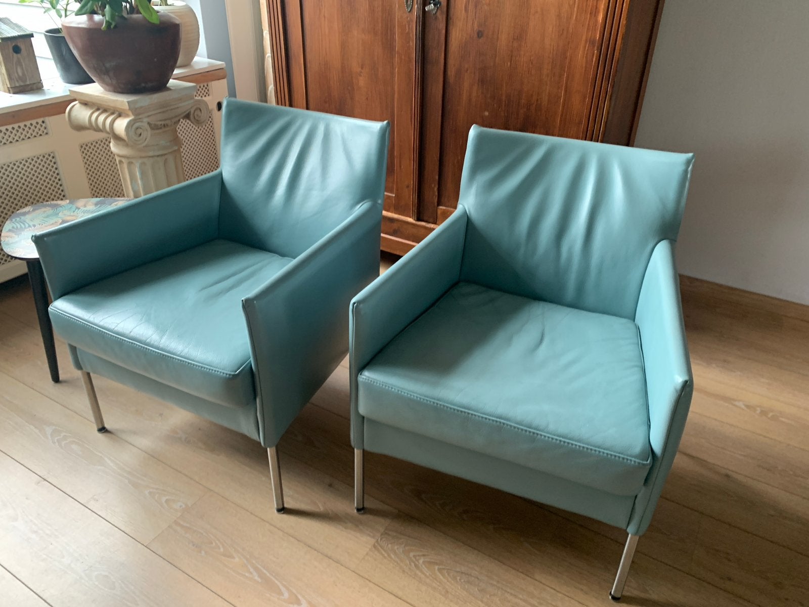 Twee Bert Plantagie fauteuils in lichtblauw leer, Ophalen, Gebruikt, Minder dan 75 cm, Leer