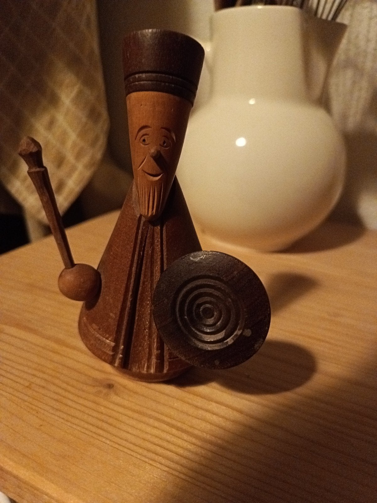 Houten beeldje: Oosterse figuur met staf en schild, Ophalen of Verzenden