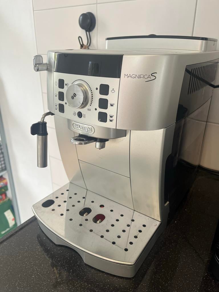 De'Longhi Magnifica S volautomatische koffiemachine, Ophalen, Afneembaar waterreservoir, Gebruikt, Koffiemachine