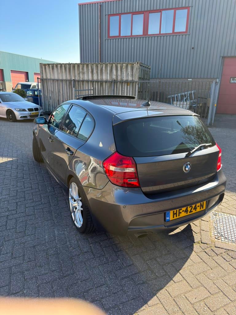 BMW 118i 2.0 E87 LCI | Schuif-/kanteldak | Apk tot 04/2027, Auto's, BMW, 1-Serie, Achterwielaandrijving, 1995 cc, Zwart