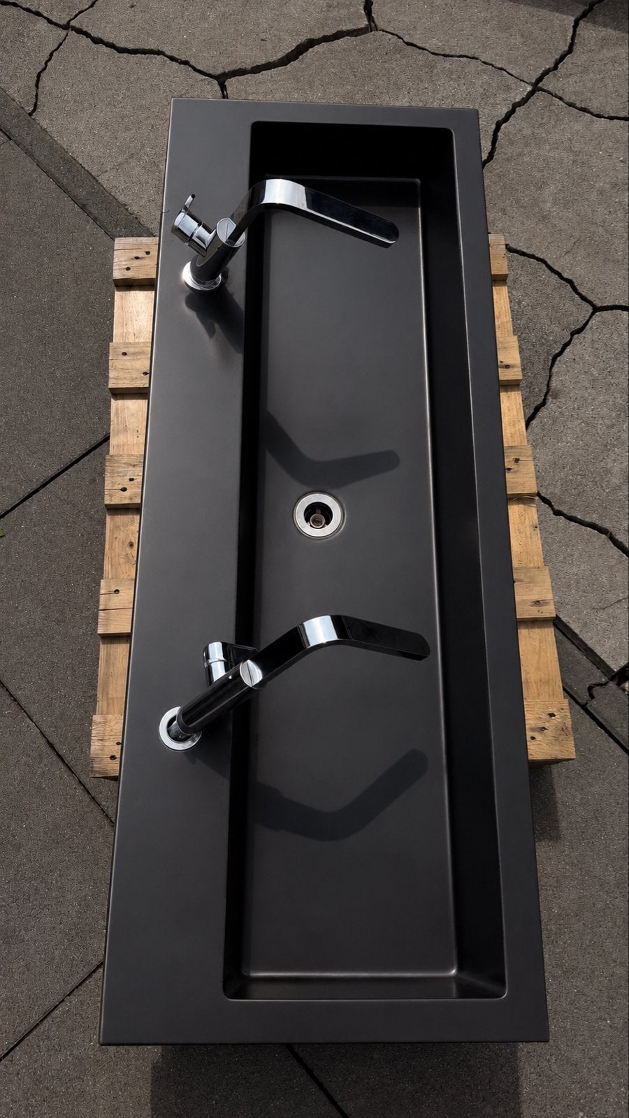 Moderne dubbele wastafel zwart met kranen merk Hotbath, Ophalen, Gebruikt