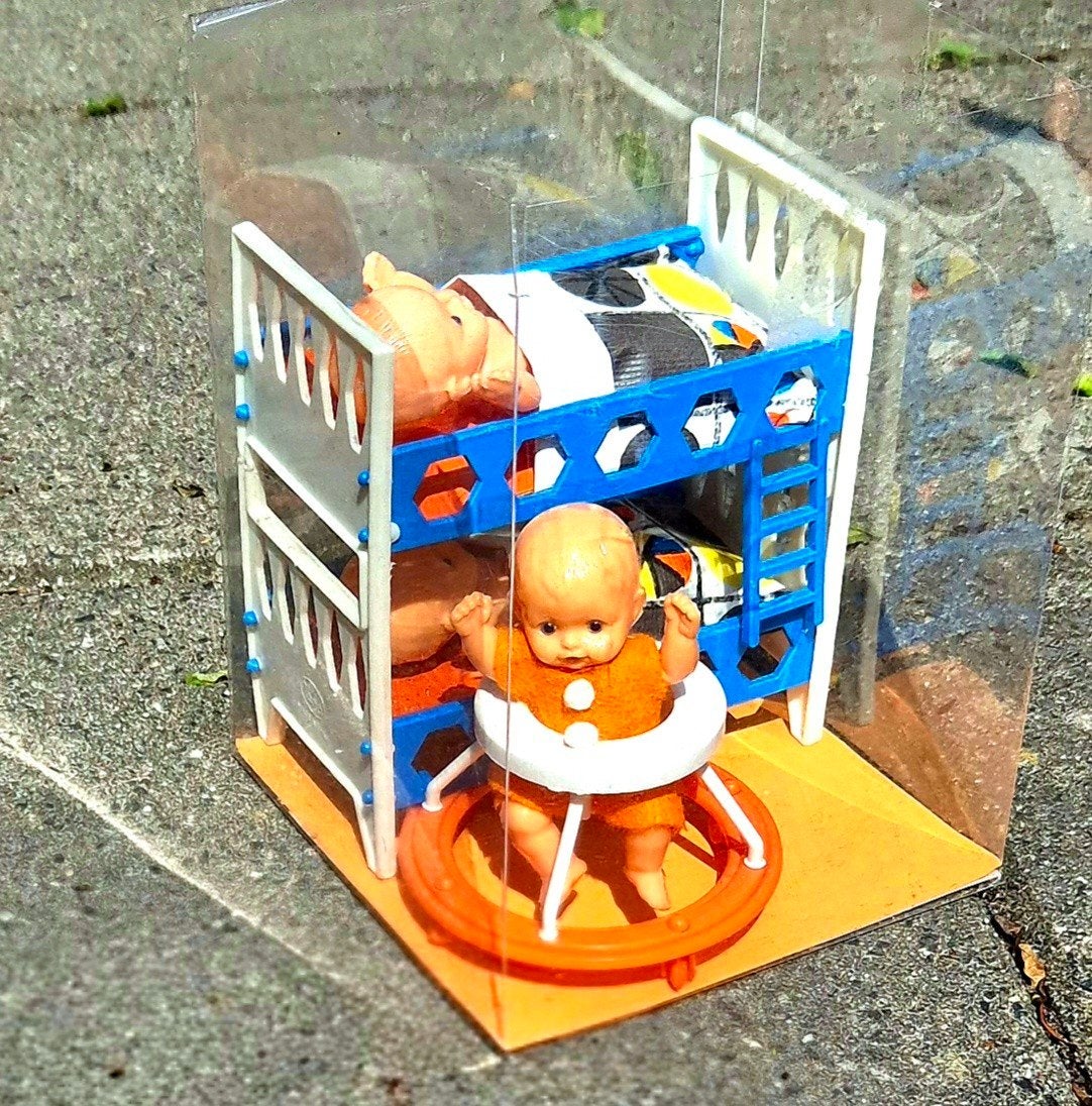 Vintage poppenhuis bed loopwagen popjes Querzola Italië, Ophalen of Verzenden, Gebruikt, Gebruiksvoorwerp