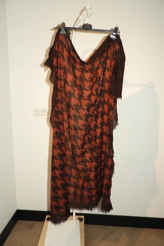 Leon & Harper grote wollen shawl in ruiten print najaar, Kleding | Dames, Verzenden, Zo goed als nieuw, Sjaal, Maat 46/48 (XL) of groter