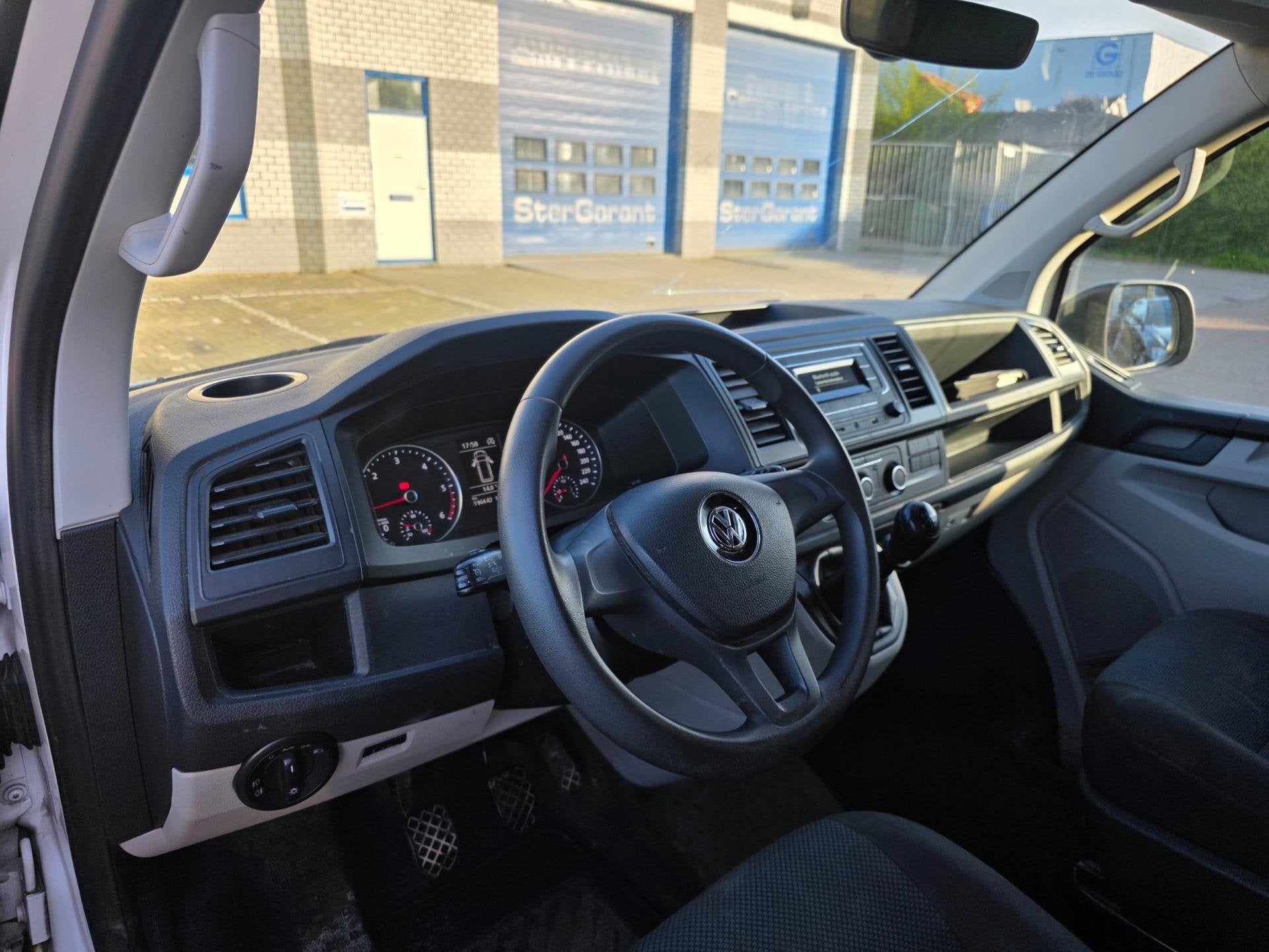 Foto 3 van Volkswagen Transporter 2.0 TDI L1H2 Comfortline