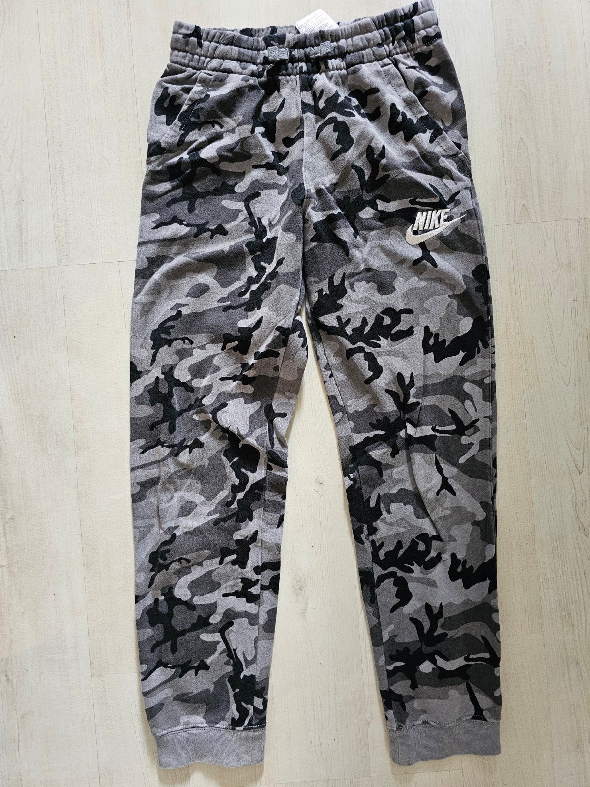 Nike camouflage joggingbroek maat 152, Kinderen en Baby's, Kinderkleding | Maat 152, Broek, Gebruikt, Ophalen of Verzenden, Nike