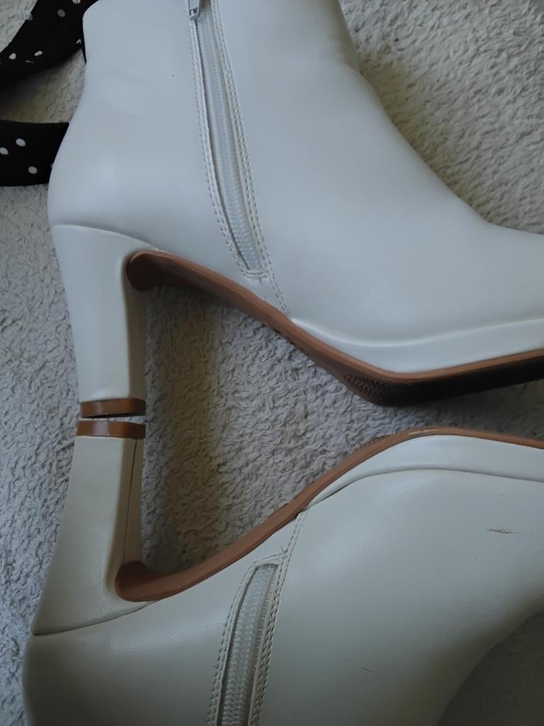 Enkellaarsjes 39, Pumps, Wit, Ophalen of Verzenden, Zo goed als nieuw