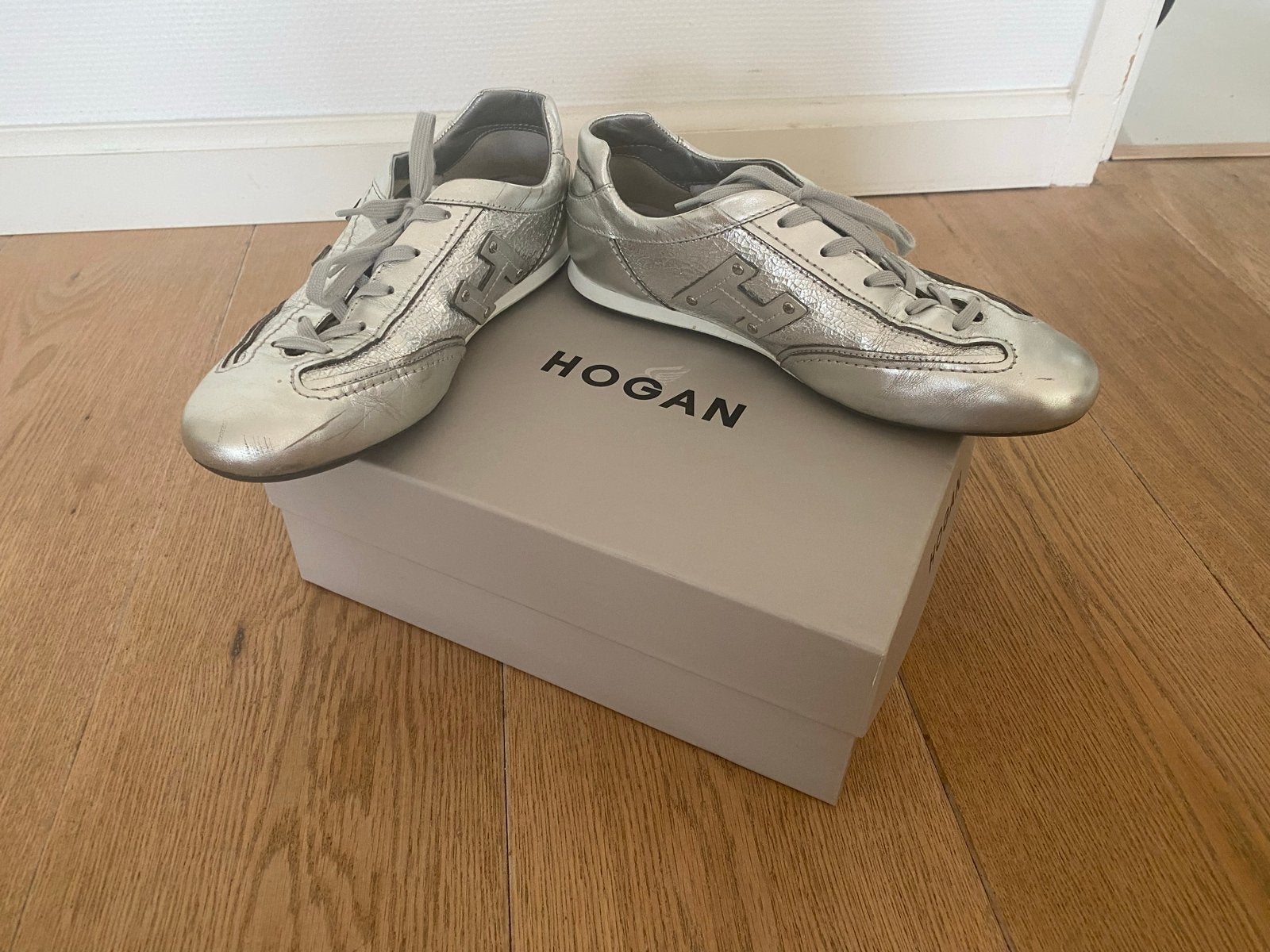 Hogan olympia zilveren sneakers, maat 39, Kleding | Dames, Verzenden, Gedragen, Overige kleuren, Sneakers of Gympen