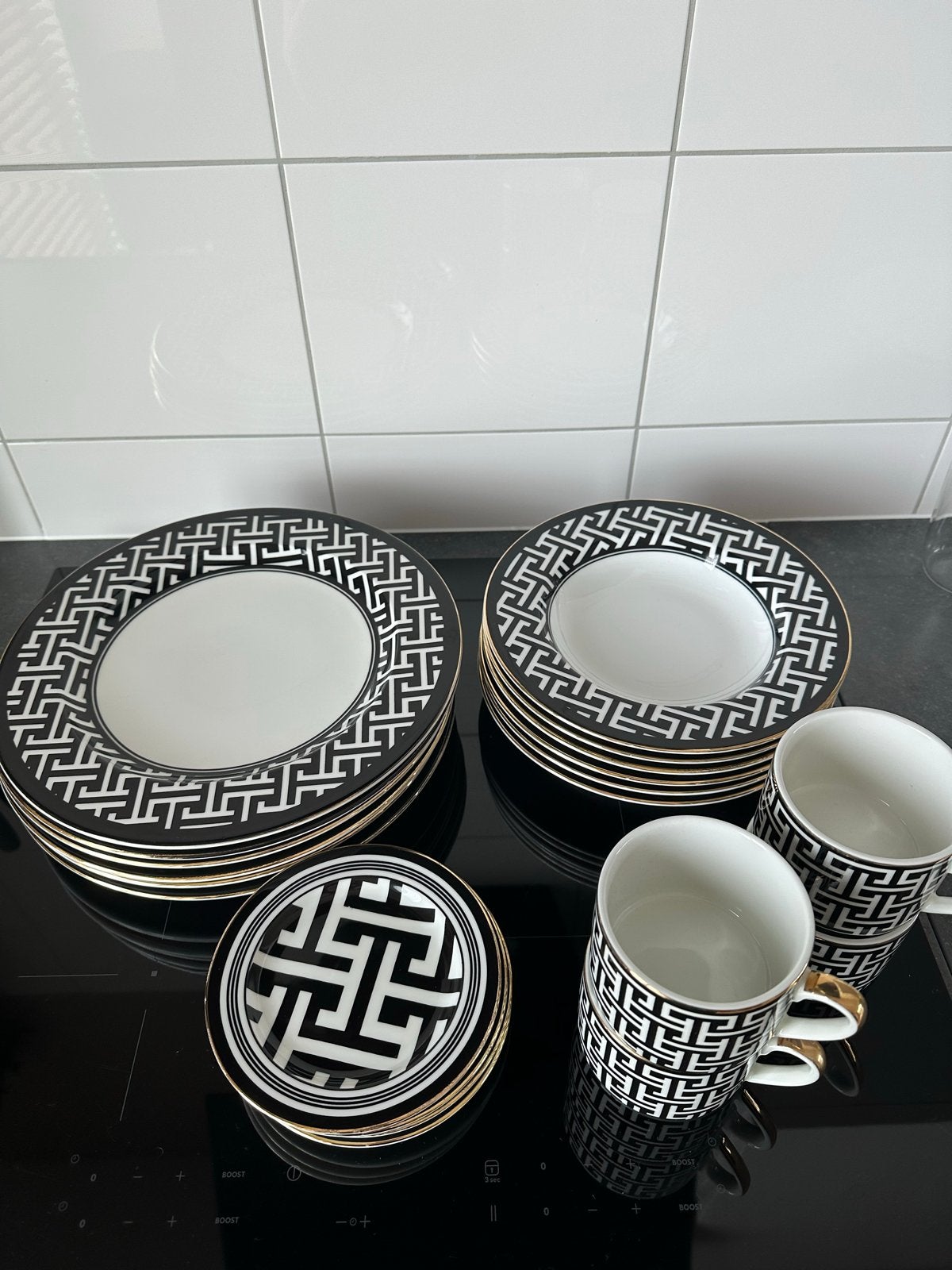 H&M Home Servies - Zwart/Wit met Gouden Rand, Huis en Inrichting, Keuken | Servies, Ophalen, Zo goed als nieuw, Overige stijlen