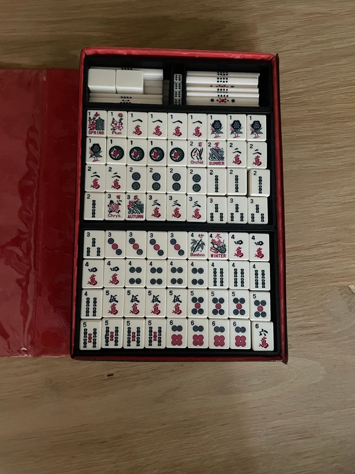 Mahjong spel in rode cassette - Compleet en in goede staat, Drie of vier spelers, Ophalen of Verzenden, Gebruikt