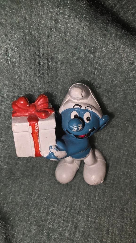 Smurf met cadeau - Vintage Smurfen figuur, Verzamelen, Smurfen, Ophalen of Verzenden, Gebruikt, Poppetje, Figuurtje of Knuffel