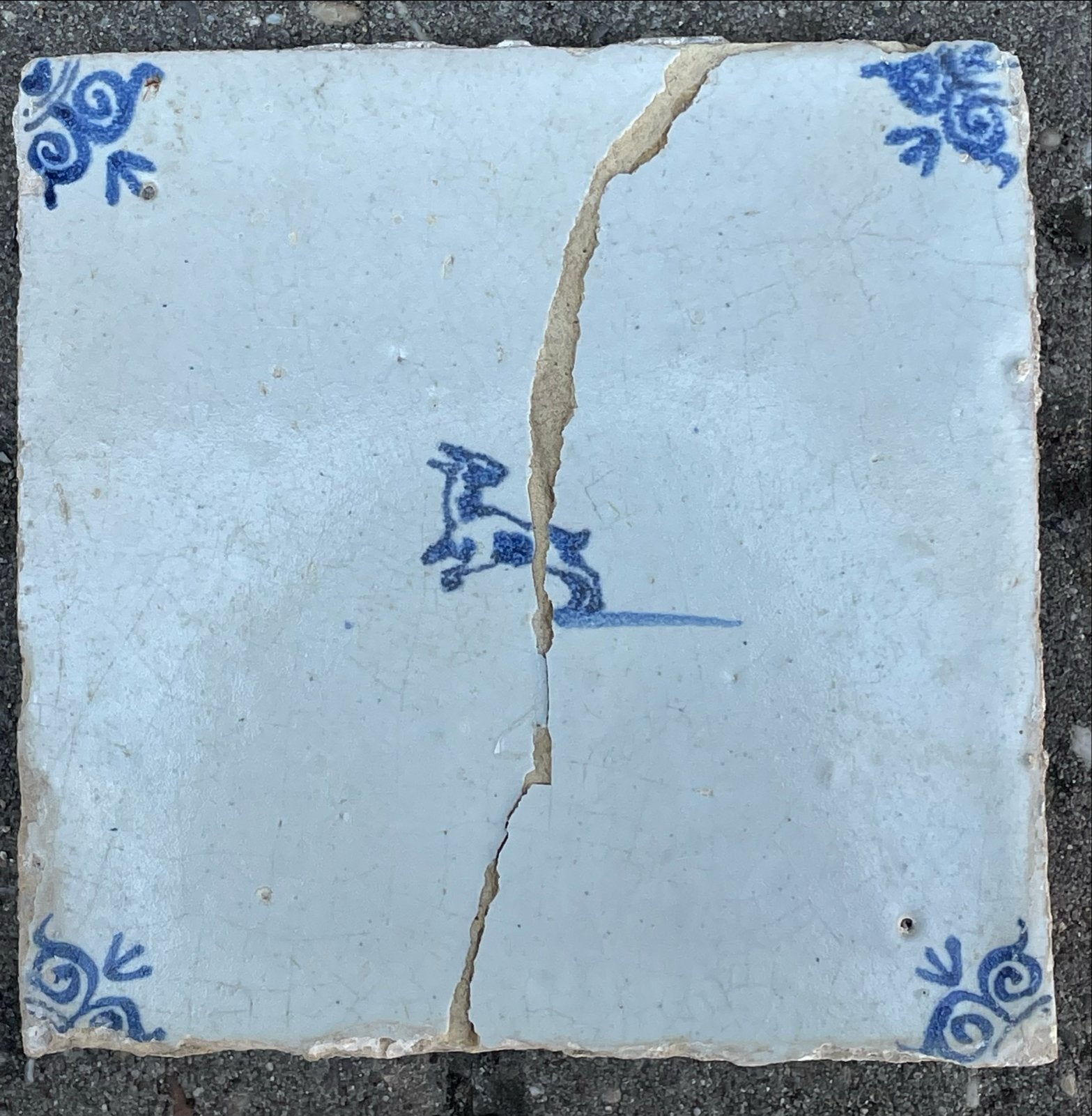 Antieke Delfts Blauwe Tegel met Hertje - Beschadigd, Antiek en Kunst, Antiek | Wandborden en Tegels, Ophalen of Verzenden