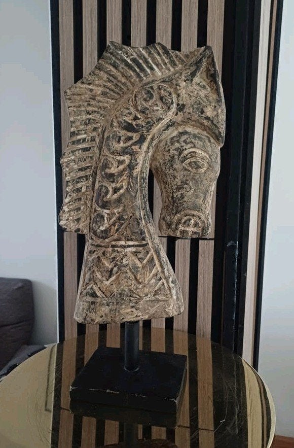 Houten paardenhoofd sculptuur op sokkel, Antiek en Kunst, Ophalen of Verzenden
