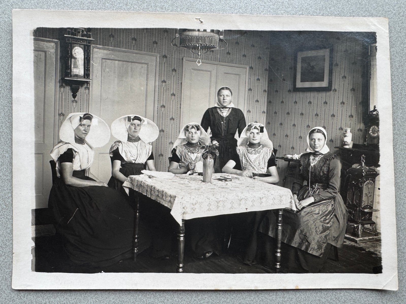 Groep vrouwen in Zeeuwse klederdracht, interieur, c.1915, Verzamelen, Verzenden, Voor 1940, Zo goed als nieuw