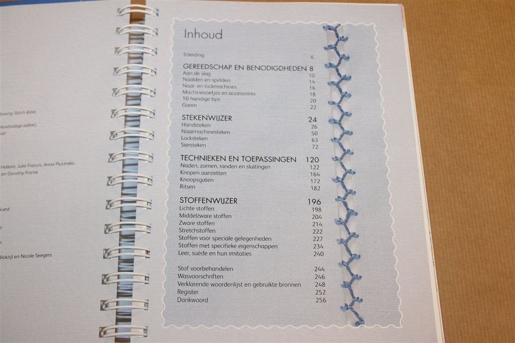 De Naaigids — Naaitechnieken Klassiek tot Modern, 256p, Boeken, Ophalen of Verzenden, Gelezen, Overige onderwerpen