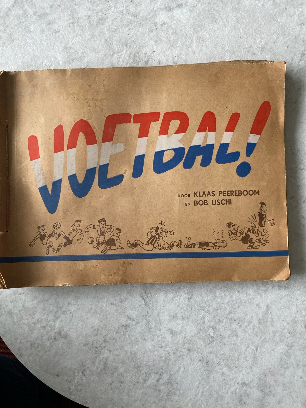 Voetbal! door Klaas Peereboom en Bob Uschi - Vintage, Verzamelen, Ophalen of Verzenden, Gebruikt, Overige binnenlandse clubs, Boek of Tijdschrift