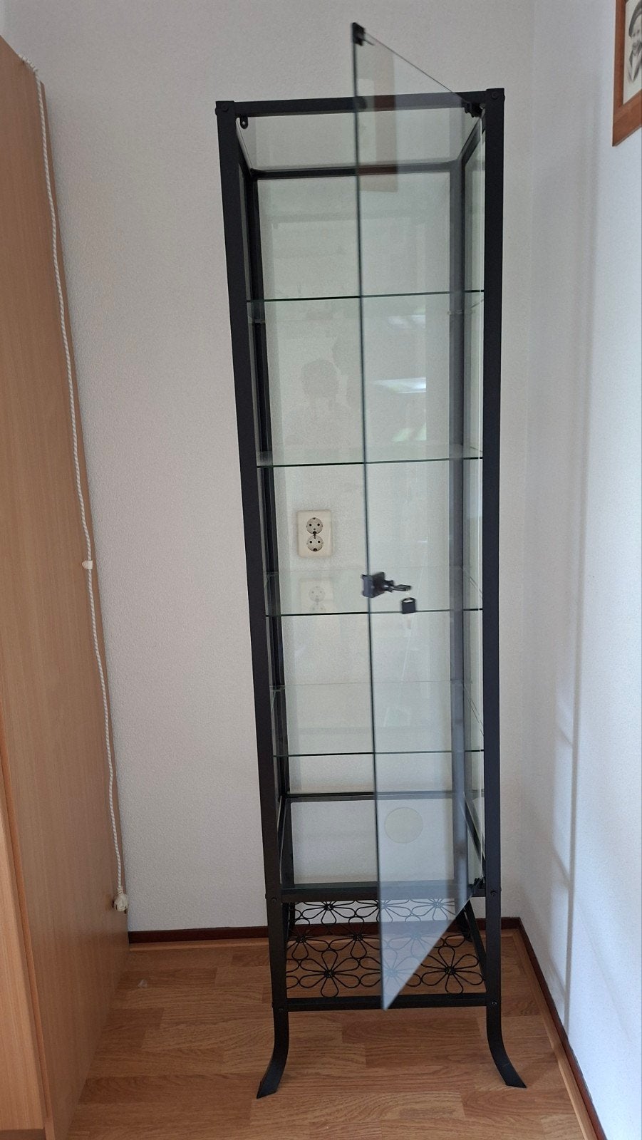 Glazen vitrinekast met metalen frame, Huis en Inrichting, Kasten | Vitrinekasten, Ophalen, Minder dan 50 cm, Glas, Modern