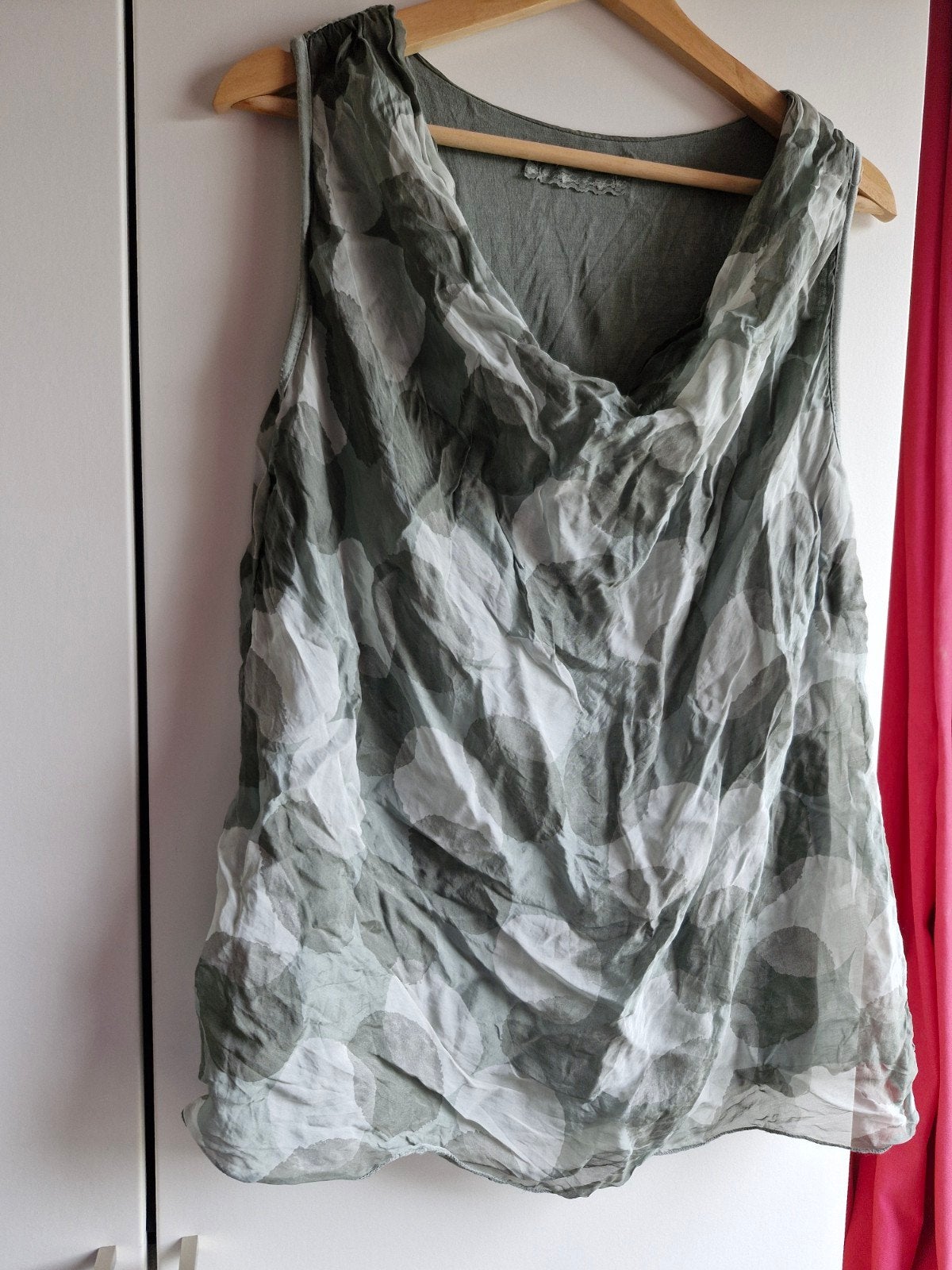 Mooie grijze/witte top met print, Kleding | Dames, Tops, Zo goed als nieuw, Maat 38/40 (M), Grijs, Zonder mouw, Ophalen of Verzenden