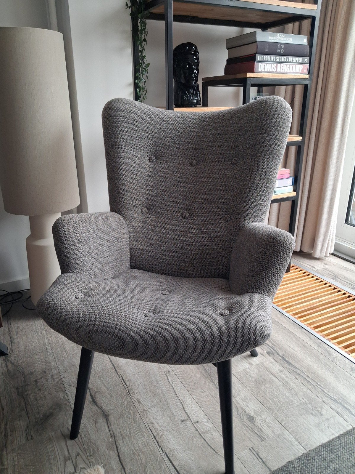 Grijze fauteuil met knopen - Comfortabel en stijlvol, Huis en Inrichting, Ophalen, Gebruikt, Modern, Scandinavisch, Eén
