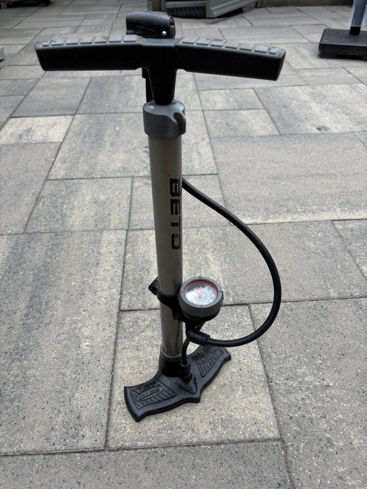 Fietspomp met drukmeter.  Beto., Ophalen, Zo goed als nieuw