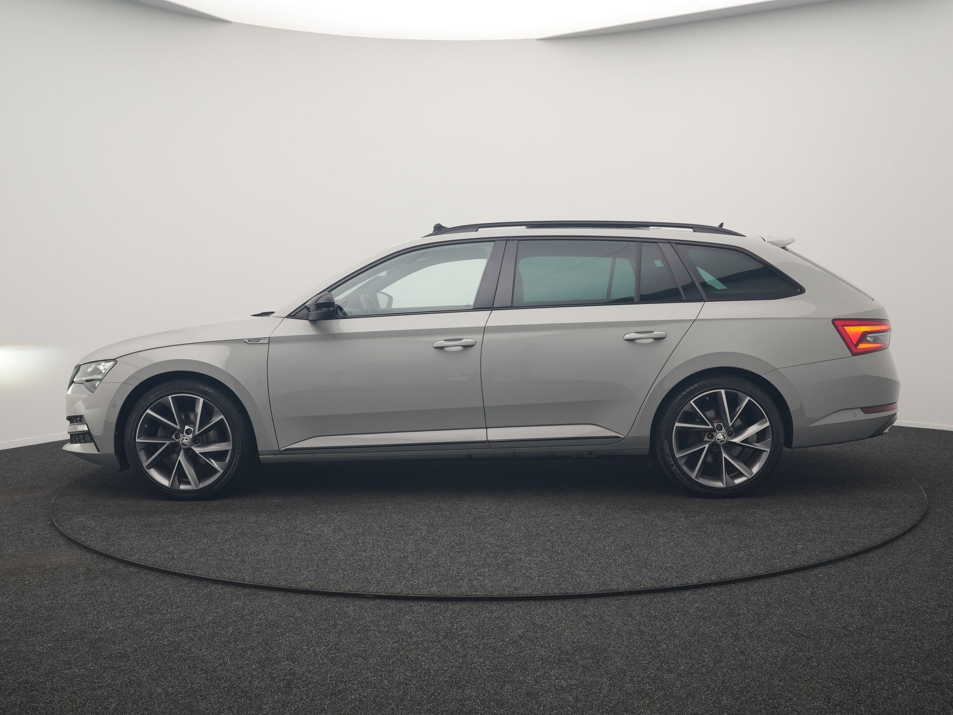 Skoda Superb Combi 1.4 TSI iV Sportline Business PHEV 218pk, Auto's, Dealer onderhouden, Gebruikt, Zwart, 4 cilinders