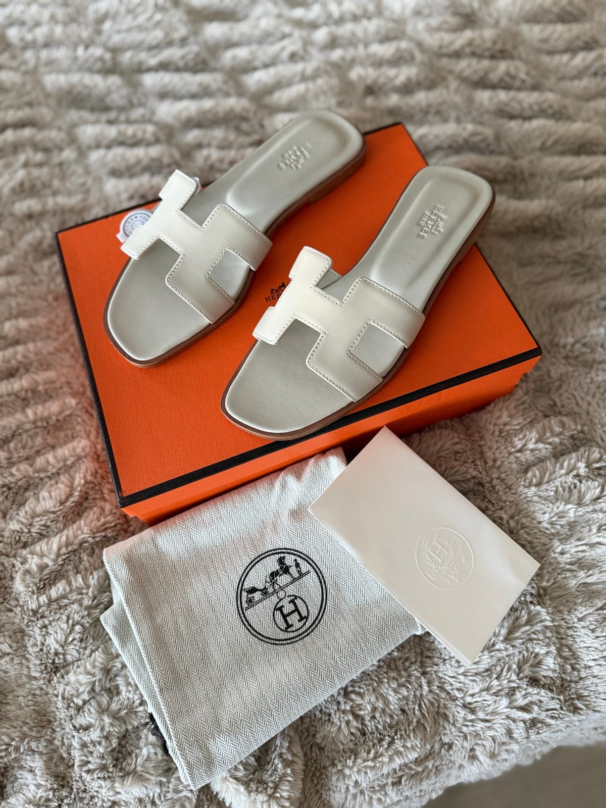 Hermès Oran Sandalen 38 - Nieuw in doos, Kleding | Dames, Schoenen, Ophalen of Verzenden, Nieuw, Beige, Sandalen of Muiltjes
