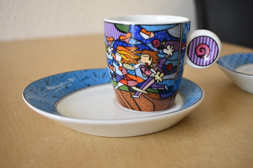 Goebel kop en schotel 2 X Romero Britto, Antiek en Kunst, Meerkleurig, Gemerkt, Ophalen of Verzenden, Overige materialen