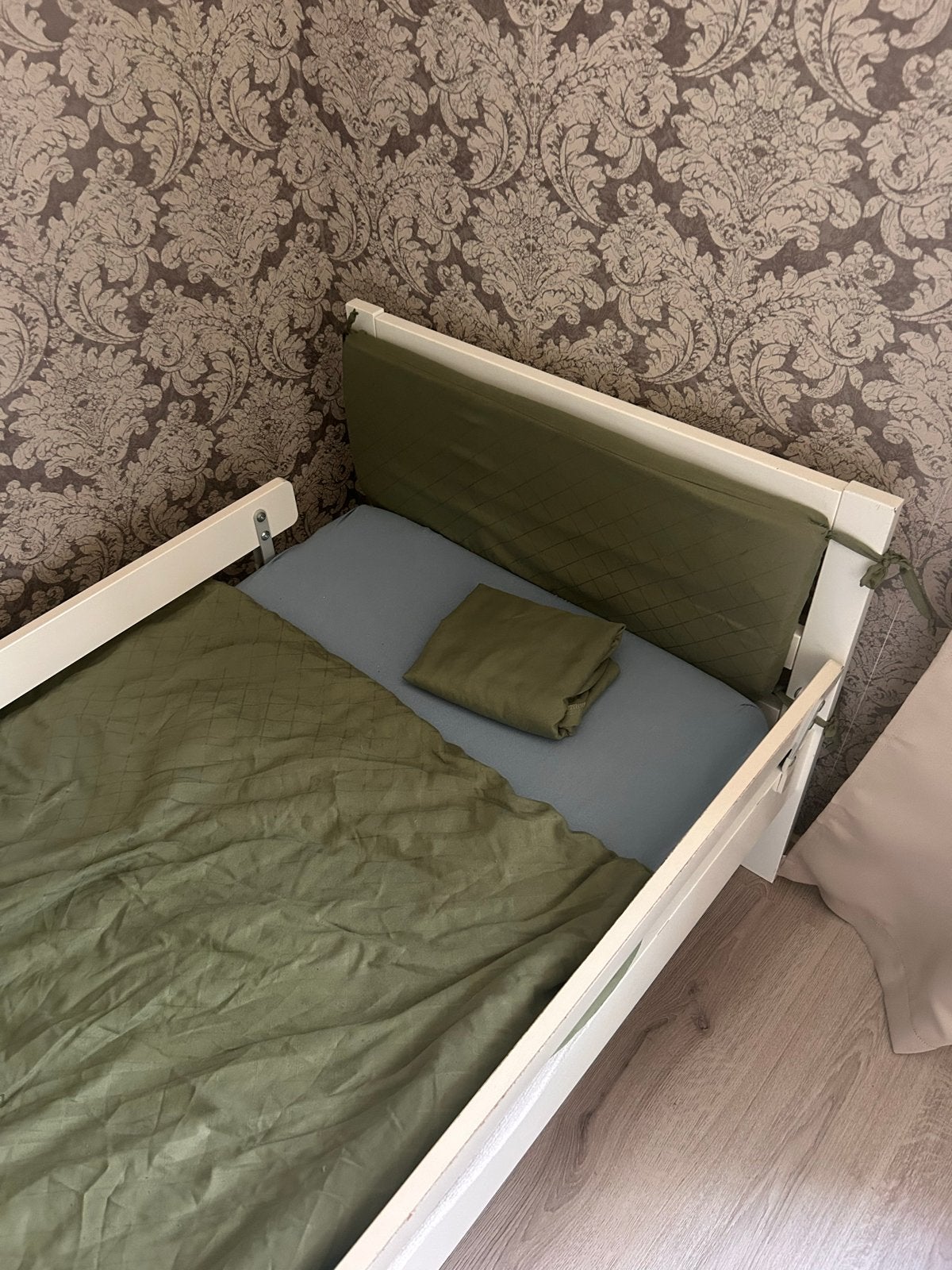 Kinderbed met matras, beddengoed en bescherming, Ophalen, Gebruikt, Wit, 190 cm of minder
