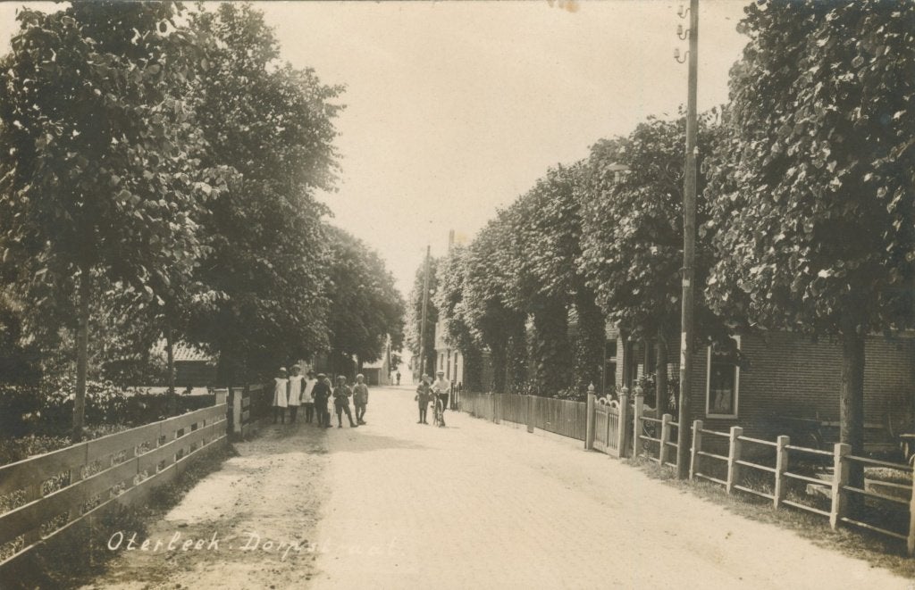 Fotokaart Oterleek, Dorpstraat., Ophalen of Verzenden, 1920 tot 1940, Gelopen, Noord-Holland