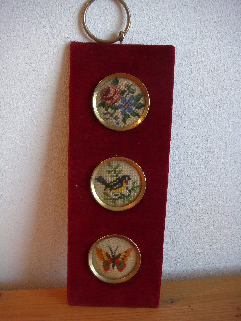 Drie fotolijstjes op donkerrood fluweel, Ophalen of Verzenden, Zo goed als nieuw, Hangend, Overige typen