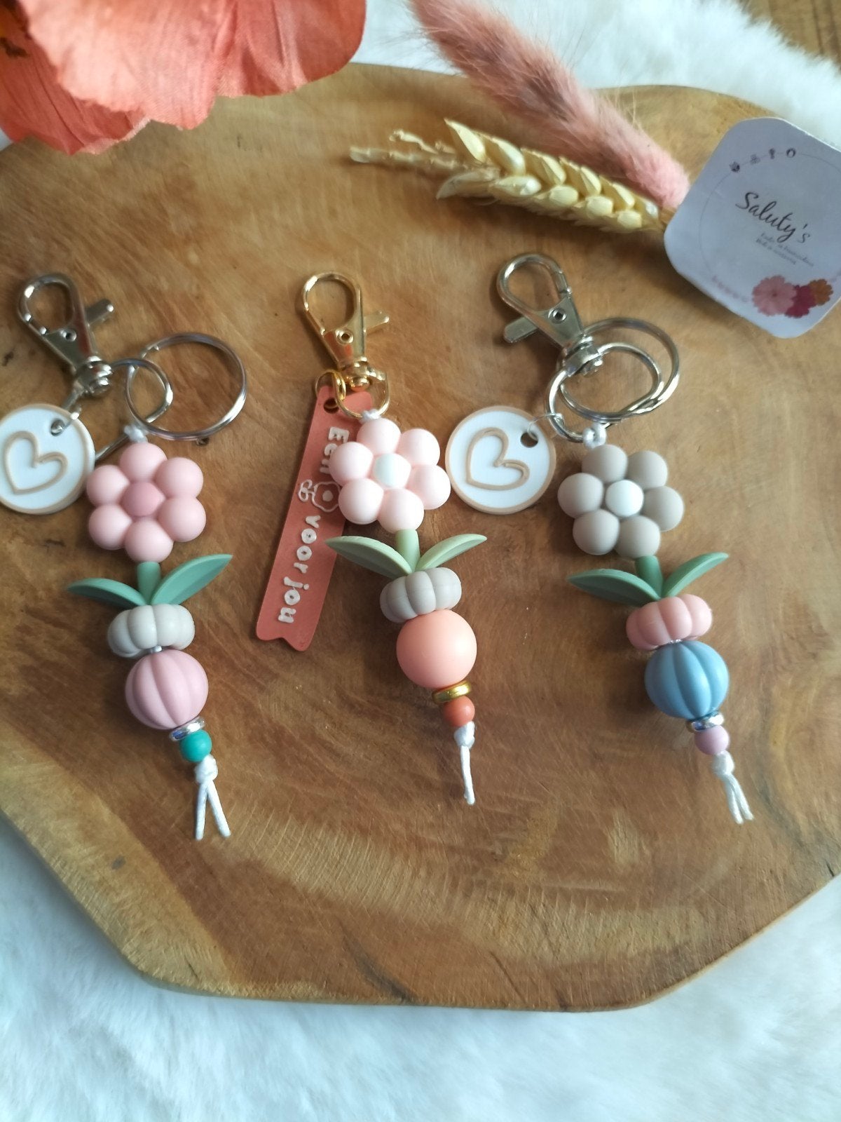 Nieuw • Cadeautje • Sleutelhanger/Tashanger bloem, Verzamelen, Dier of Natuur, Nieuw, Ophalen of Verzenden, Saluty's kinder- en kraamcadeaus