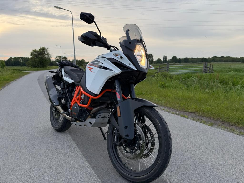 Ktm 1090 adventure R, 3.800km - met dealerbeurt en historie, Motoren, Motoren | KTM, 1090 cc, 2 cilinders, Nieuw, Motorrijbewijs A