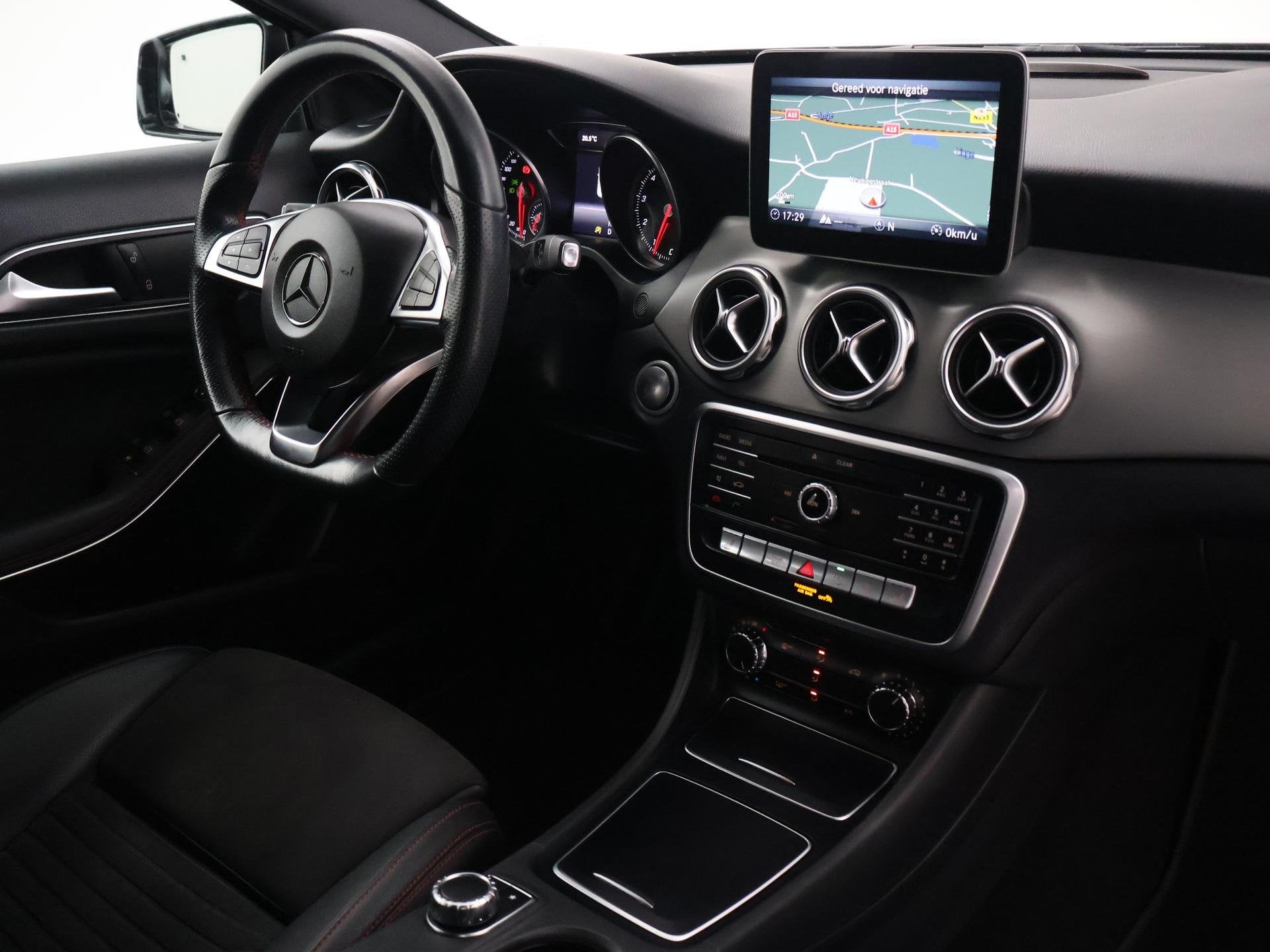 Mercedes-Benz GLA-klasse 200 156 PK AUT. AMG SPORT + 18 INCH, Auto's, Gebruikt, Euro 6, 715 kg, Leder en Stof