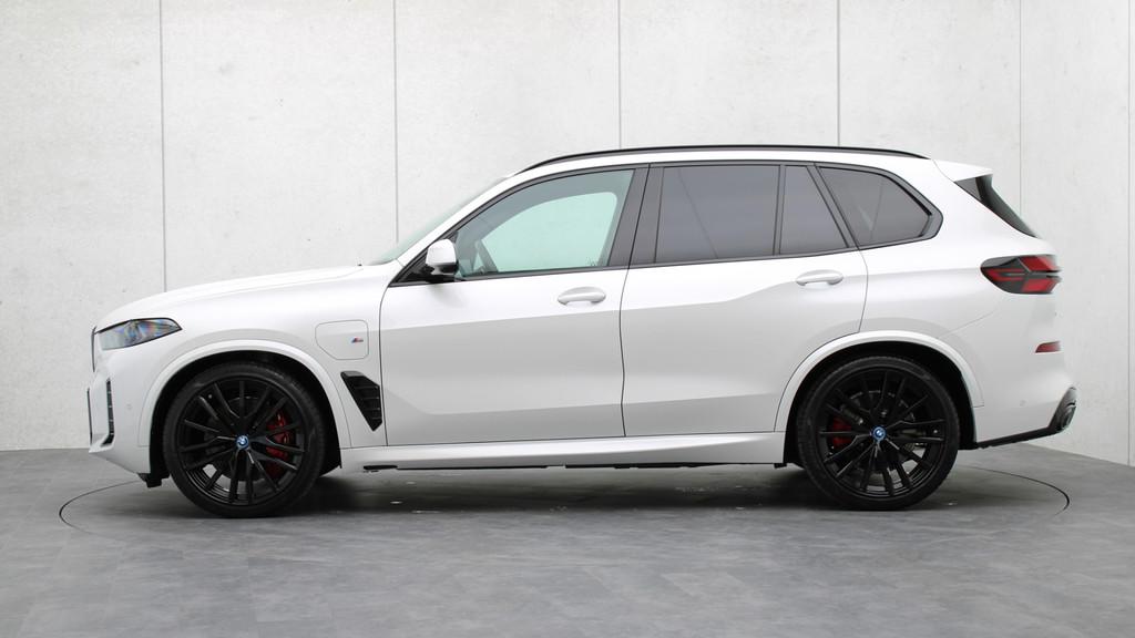 BMW X5 xDrive50e M-Sport Pro | Stoelventilatie | Harman/Kard, 12 maanden, Gebruikt, 2395 kg, Wit
